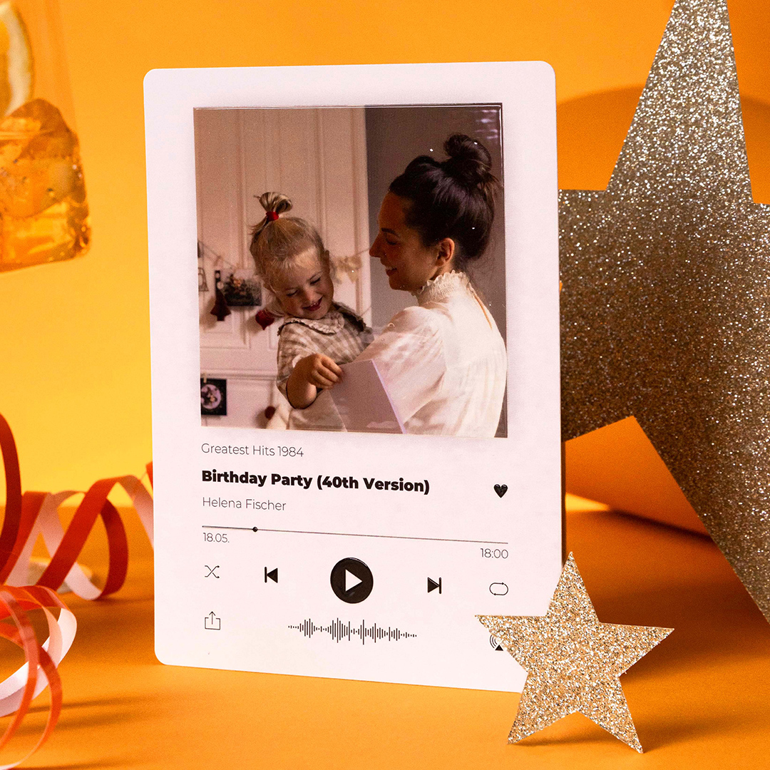 Einladung 40. Geburtstag in weiss mit Relieflack, Mittlere Postkarte hoch zum selbst gestalten. GeburtstagseinladungDesign: Musicplayer..