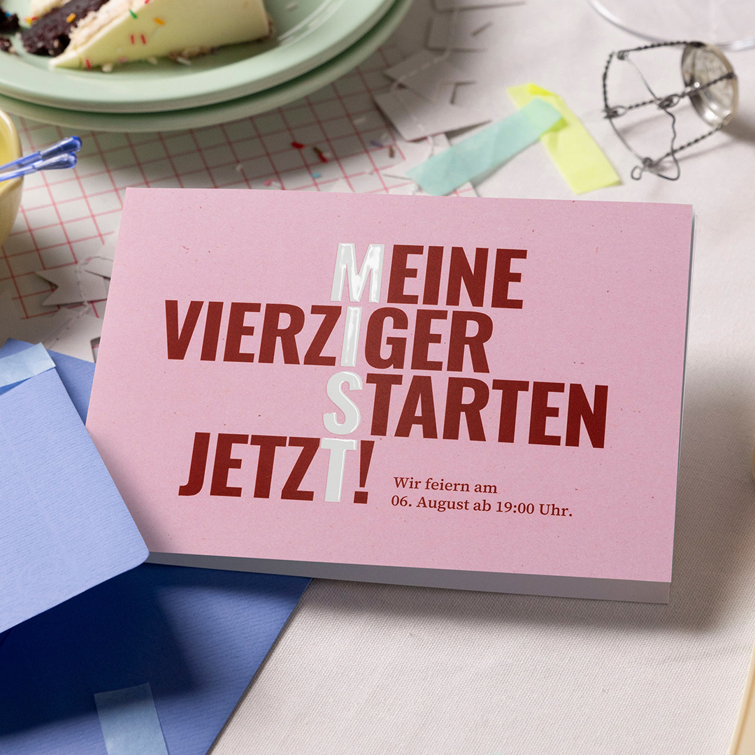 Einladung 40. Geburtstag in zartrosa mit Relieflack, Mittlere Klappkarte flach zum selbst gestalten. GeburtstagseinladungDesign: MIST. Kartenmacherei.