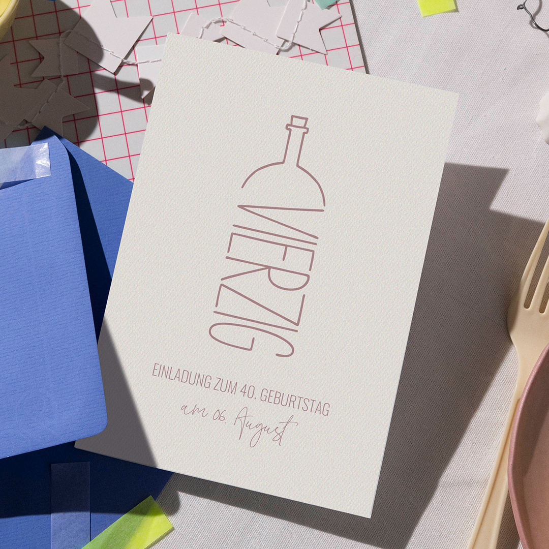 Einladung 40. Geburtstag in weiss, Mittlere Klappkarte hoch zum selbst gestalten. Geburtstagseinladung Design: Geburtstagswein. Kartenmacherei.