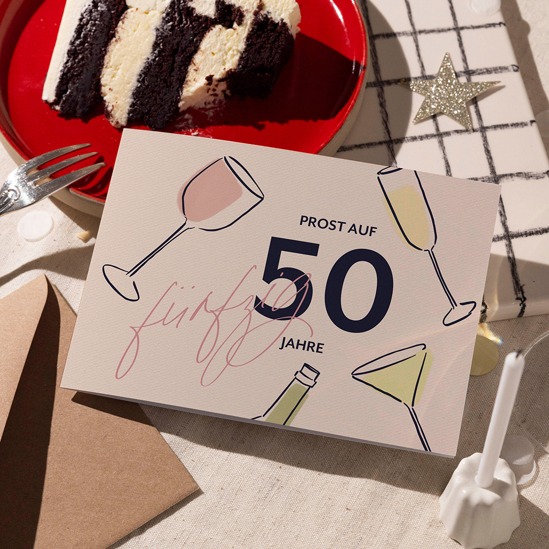 Einladung 50. Geburtstag in apricot, Mittlere Klappkarte flach zum selbst gestalten. Geburtstagseinladung Design: Partygläser. Kartenmacherei.