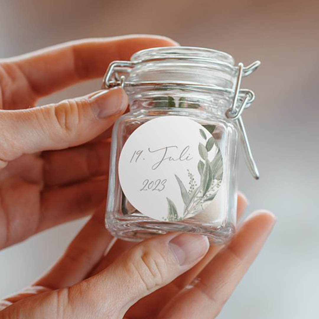 Aufkleber selbst gestalten. Kleiner runder Aufkleber in weiss. Personalisierte Aufkleber Dear Greenery als Hochzeitsdeko gestalten.. kartenmacherei