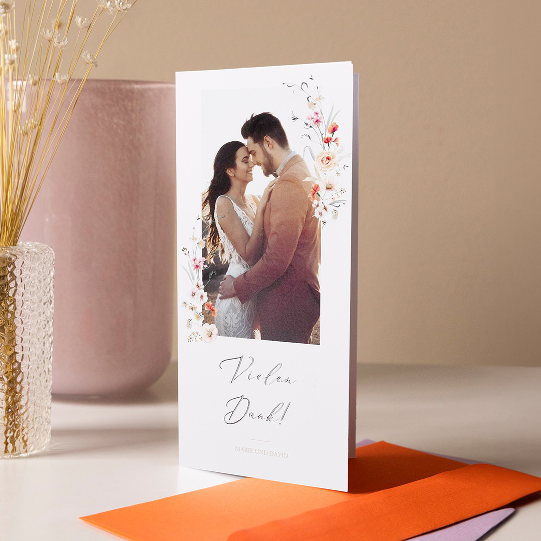 Dankeskarten Hochzeit mit Foto in weiss, Lange Klappkarte hoch mit Fotostreifen als Danksagungskarte Hochzeit, Hochzeit Danksagung Flora mit Text.