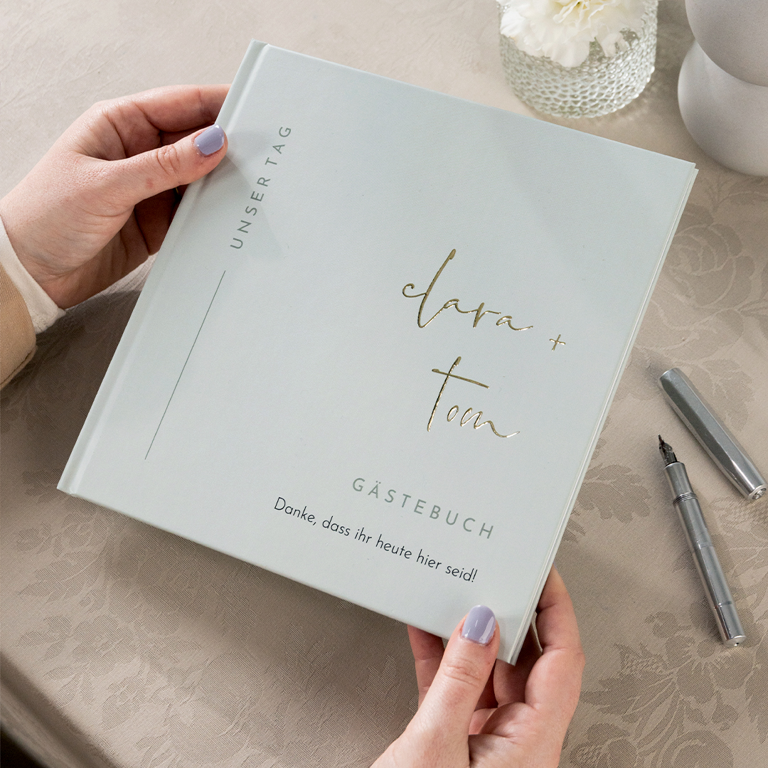 Gästebuch zur Hochzeit personalisiert Quadratisch (Hardcover) in eucalyptus mit Goldfolie Gästebuch indiviiduell gestalten Design: Modern Type.