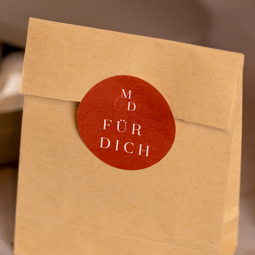 Aufkleber selbst gestalten. Kleiner runder Aufkleber in feuerrot. Personalisierte Aufkleber Elegant Love als Hochzeitsdeko gestalten.. kartenmacherei