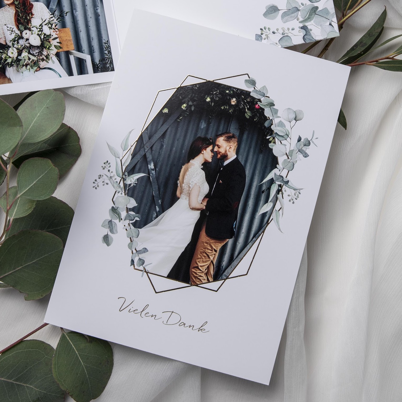 Dankeskarten Hochzeit mit Foto in weiss, Mittlere Klappkarte hoch als Danksagungskarte Hochzeit, Hochzeit Danksagung Soft Greenery mit Text