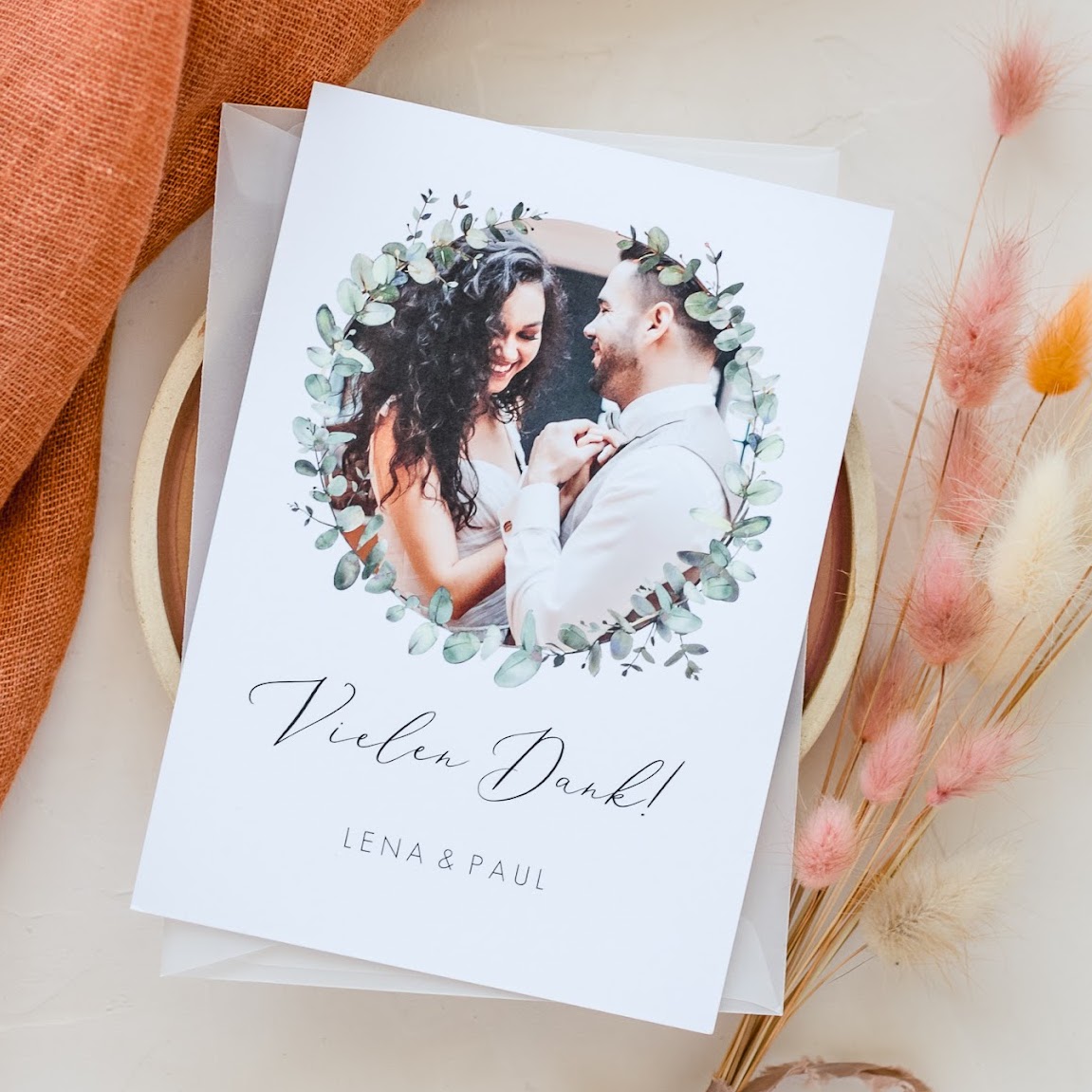 Dankeskarten Hochzeit mit Foto in weiss, Mittlere Postkarte hoch als Danksagungskarte Hochzeit, Hochzeit Danksagung Green Minimal mit Text gestalten..