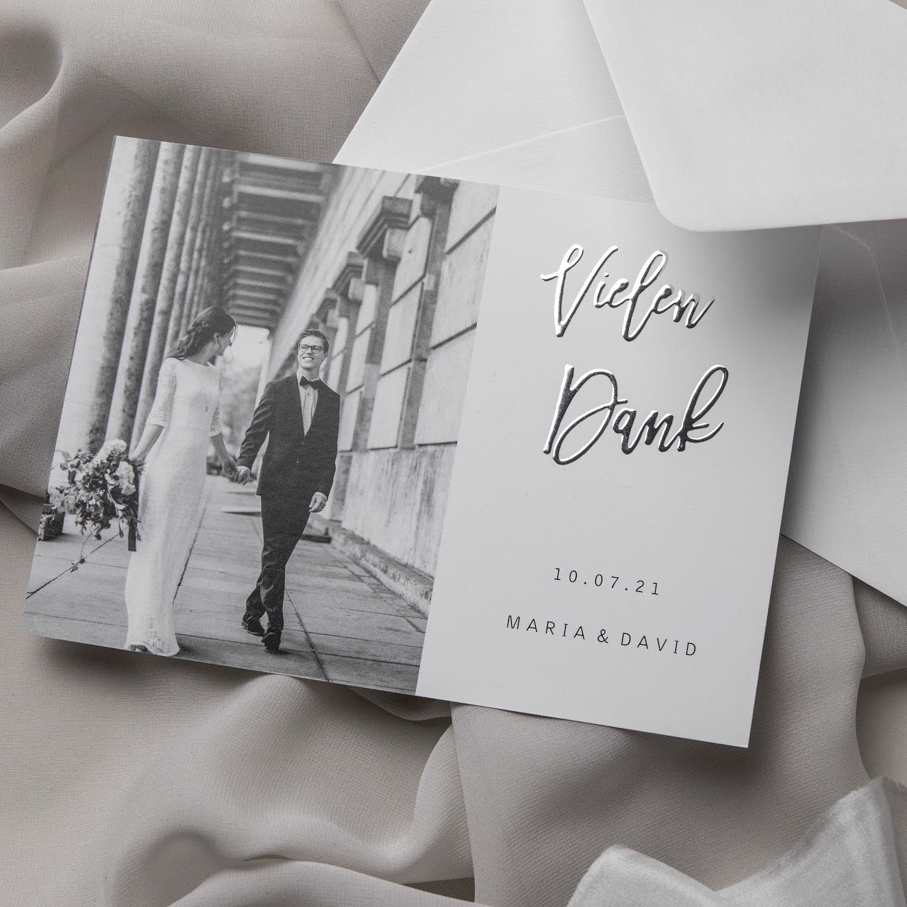 Dankeskarten Hochzeit mit Foto in weiss mit Silberfolie, Mittlere Postkarte flach als Danksagungskarte Hochzeit, Hochzeit Danksagung Goldrush mit