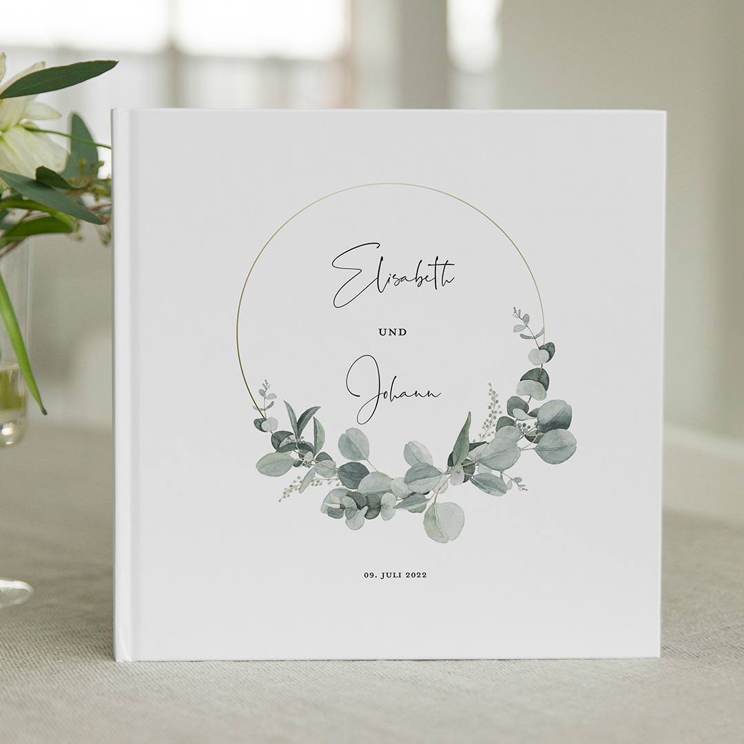 Gästebuch zur Hochzeit personalisiert Quadratisch (Hardcover) in dunkelgrün mit Goldfolie Gästebuch indiviiduell gestalten Design: Eucalyptus Love.