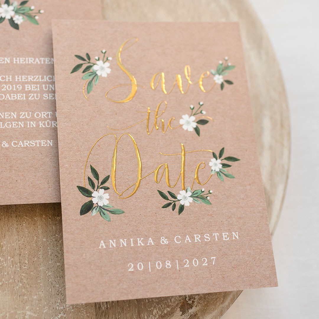 Save-the-Date Karte zur Hochzeit Postkarte hoch in weiss mit Foto & Text selbst gestalten Design: Rustic Flowers. kartenmacherei
