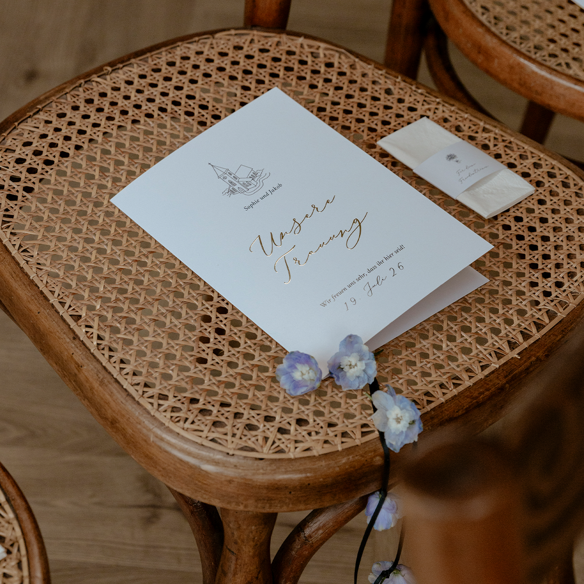 Kirchenhefte zur Hochzeit Grosse Klappkarte in weiss mit Goldfolie Hochzeitsdeko Design: Rendezvous. kartenmacherei