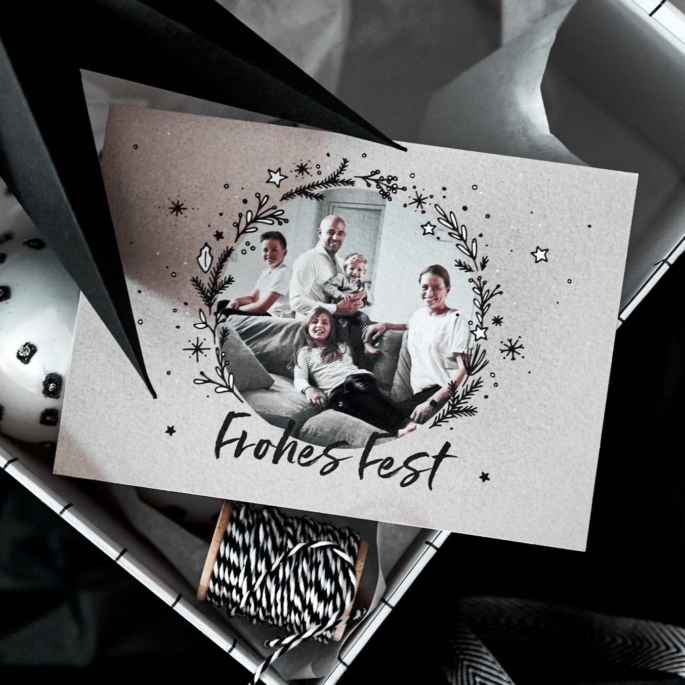 Weihnachtskarten gestalten mit Foto Mittlere Klappkarte flach in weiss mit Spruch & Text selbst gestalten Design: Adventskranz. kartenmacherei