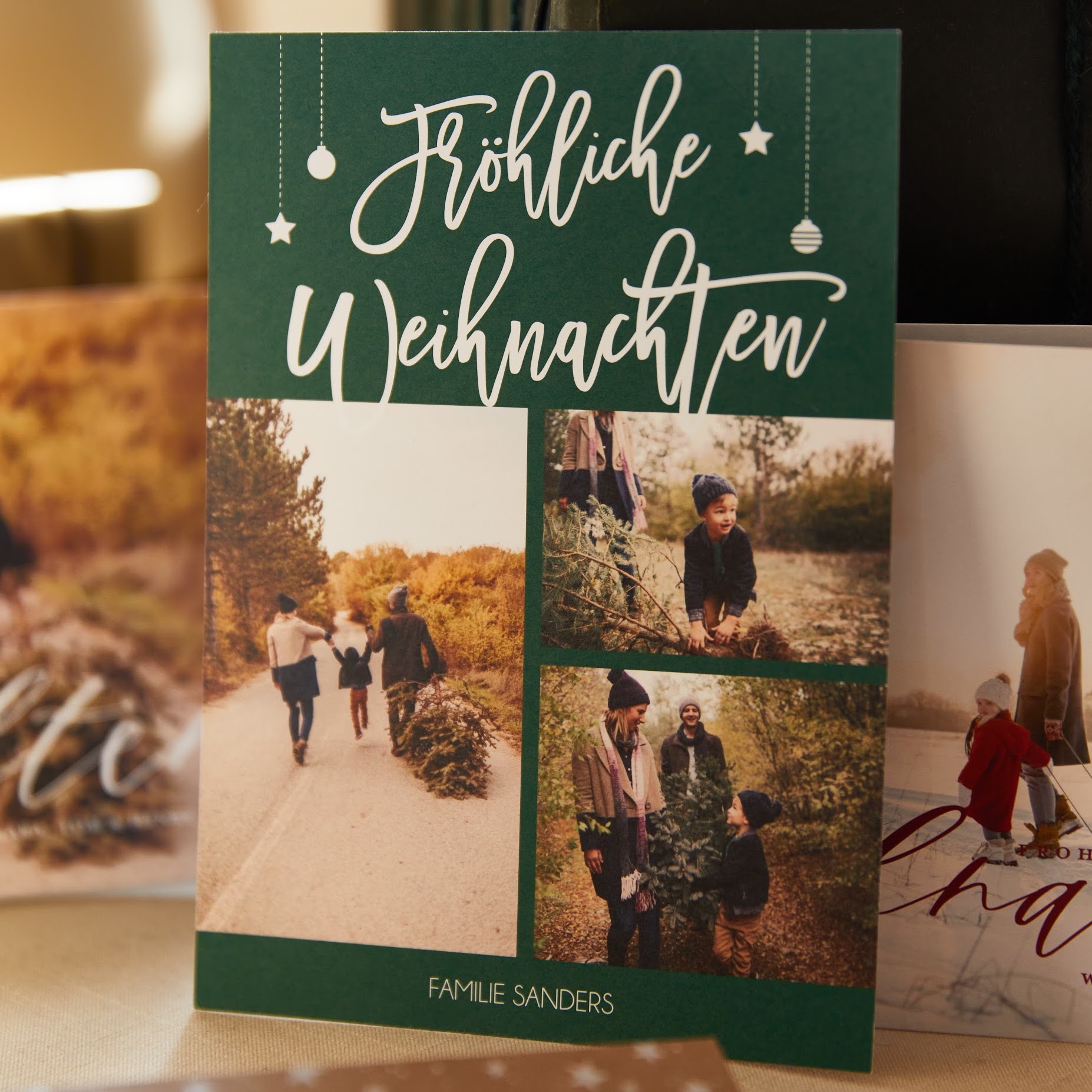 Weihnachtskarten gestalten mit Foto Klappkarte hoch in dunkelgrün mit Spruch & Text selbst gestalten Design: Happy Christmas. kartenmacherei