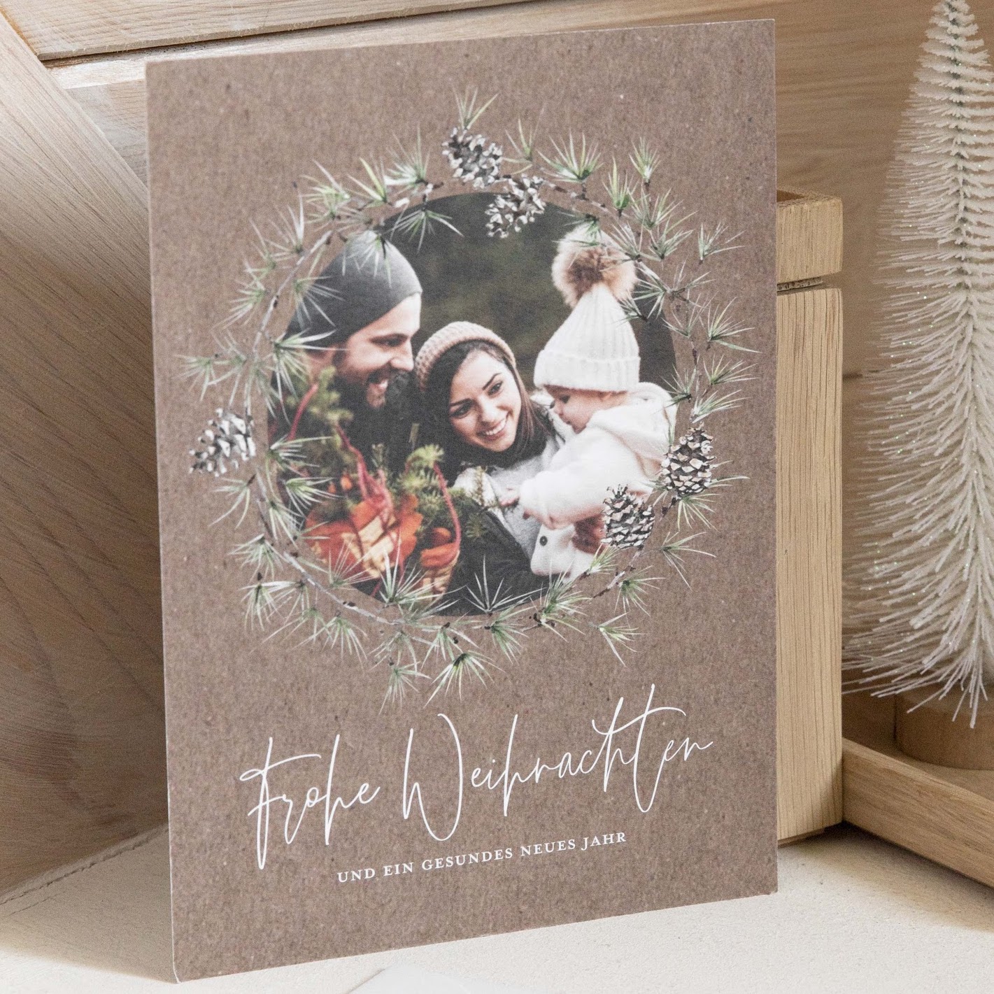 Weihnachtskarten gestalten mit Foto Mittlere Postkarte hoch in sand mit Spruch & Text selbst gestalten Design: Larch Wreath. kartenmacherei