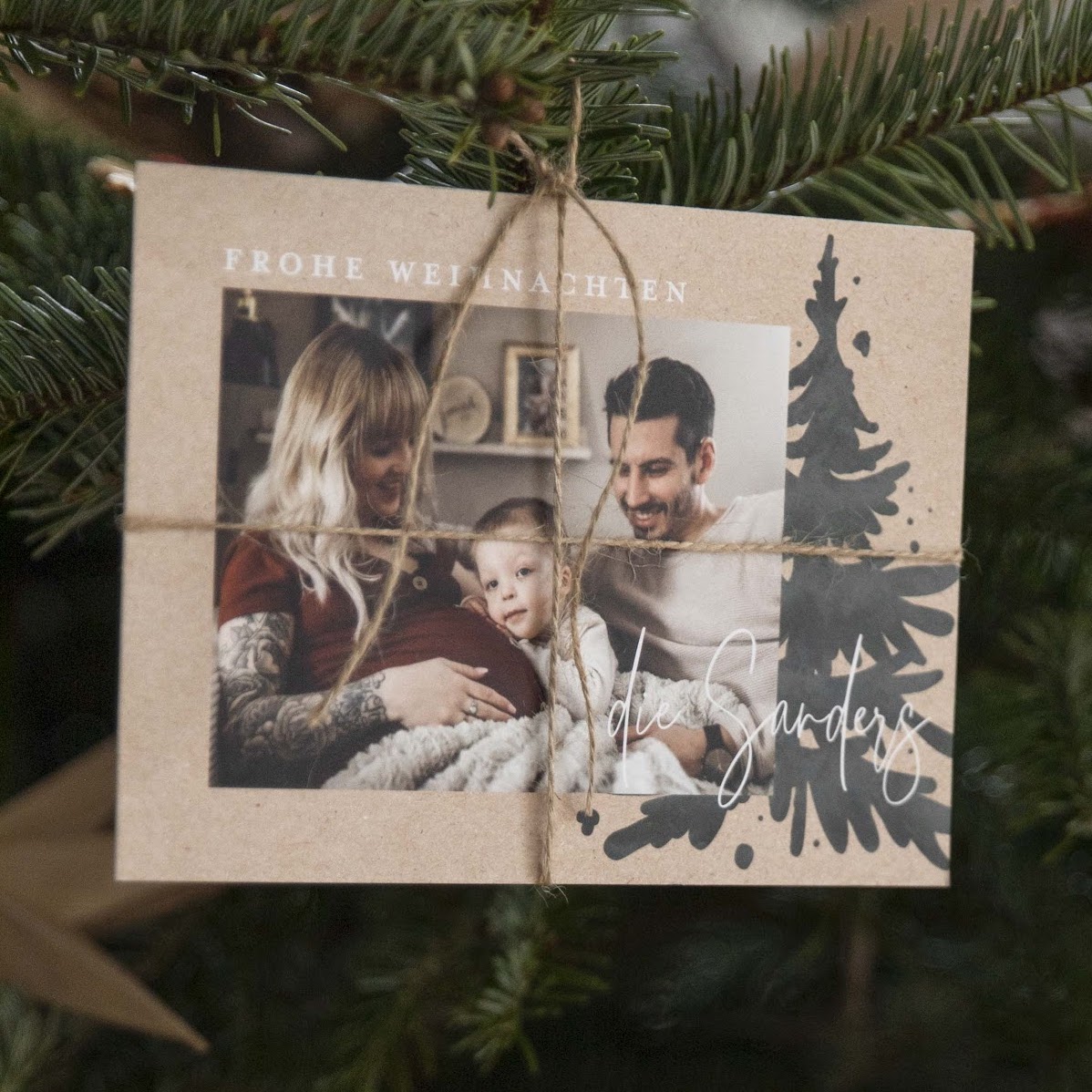 Weihnachtskarten gestalten mit Foto Mittlere Klappkarte flach in weiss mit Spruch & Text selbst gestalten Design: Classic Tree. kartenmacherei