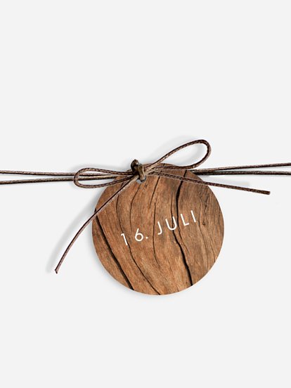 Anhänger mit Band zur Hochzeit Auf Holz