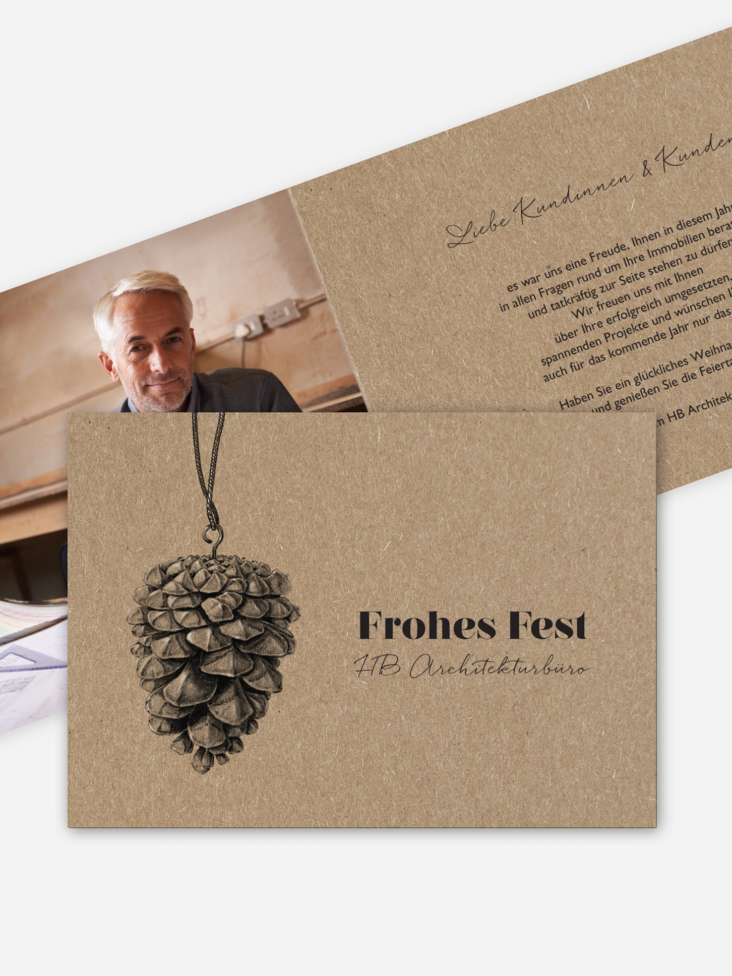 Geschäftliche Weihnachtskarte Pinecone Ornament Kraftpapier