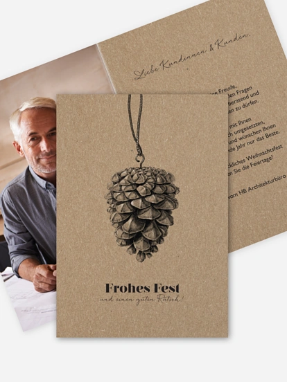 Geschäftliche Weihnachtskarte Pinecone Ornament Kraftpapier