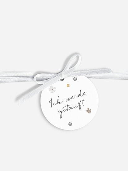 Anhänger mit Band zur Hochzeit Kleine Kirche Foto