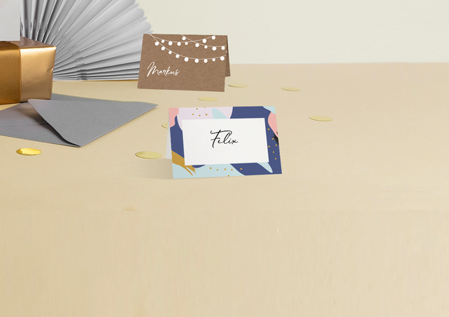 zwei aufgestellte Tischkarten in verschiedenen Geburtstags-Designs