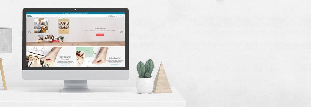 Computer mit geöffnetem Onlineshop auf Schreibtisch