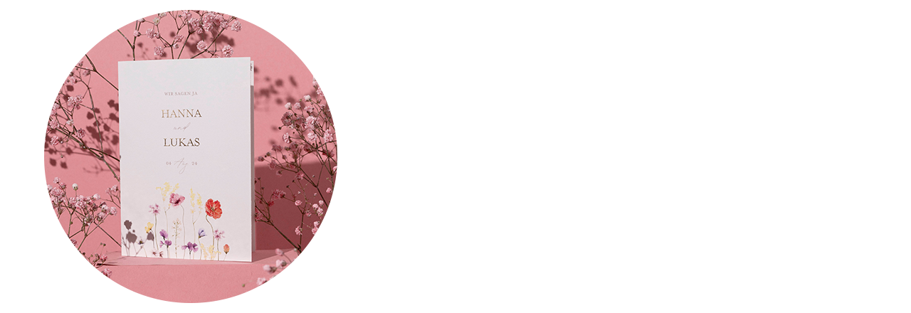 Hochzeitseinladungen vor pinkem Hintergrund