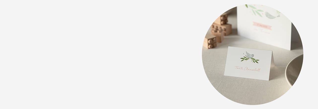 einzelne Tischkarte in schlichtem Friedenstaube-Design, mit Text "Tante Annabell", aufgestellt