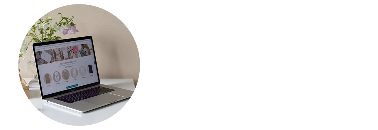 Lampe und Computer mit Website-Beispiel auf Schreibtisch
