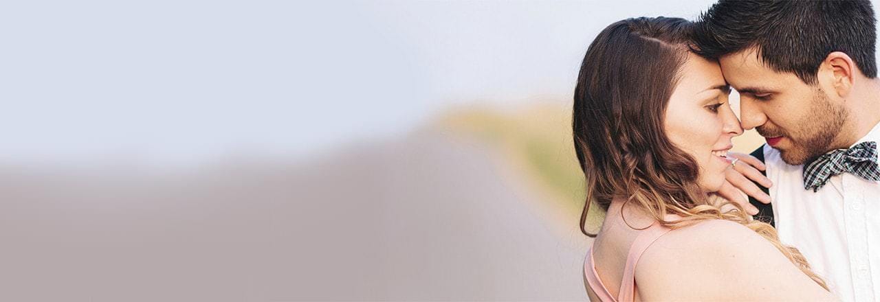 Elegant gekeidetes Paar schaut sich in die Augen