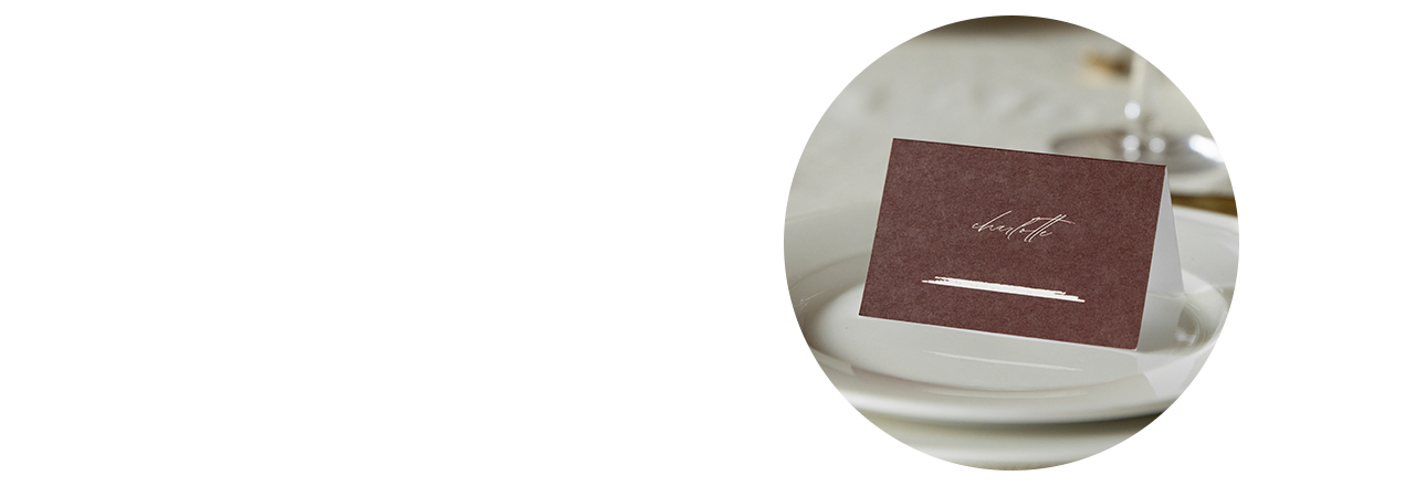 Liebevolle Weihnachtstischdeko mit Tischkarten