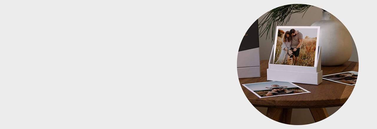 geöffnete Bilderbox zwei Bilder liegen daneben