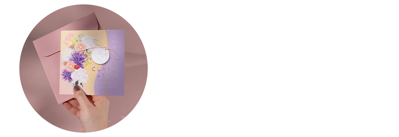 Hochzeitseinladungen vor pinkem Hintergrund