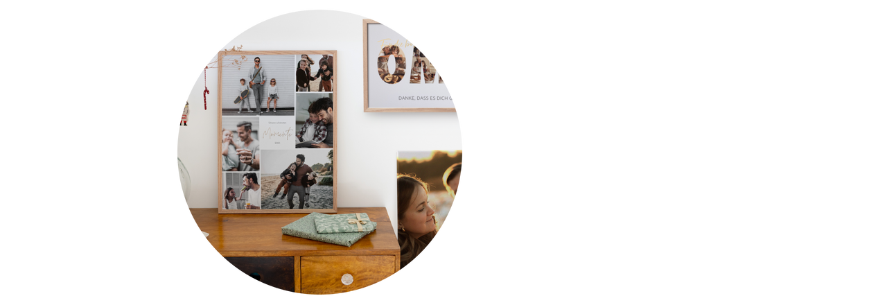 Verschiedene Poster und Wandbilder neben einem Tisch