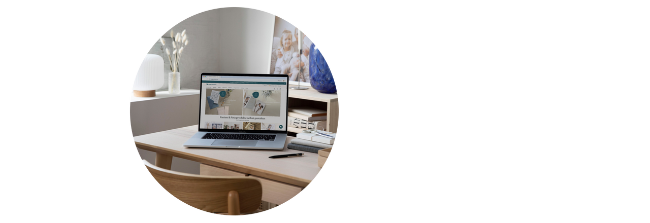 Laptop steht auf Schreibtisch