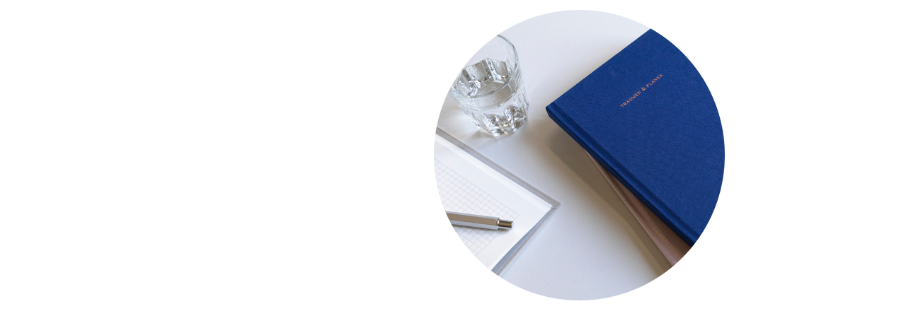 Notizbuch auf einem Schreibtisch