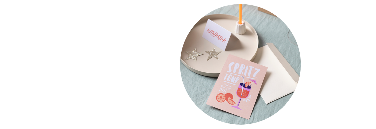 Einladungskarte zum 30. Geburtstag mit Aperol-Illustration auf Geburtstagstisch mit Namensschild und passendem Umschlag 