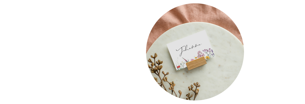 Tischkarte zum Geburtstag mit floralem Design mit Holzfuß