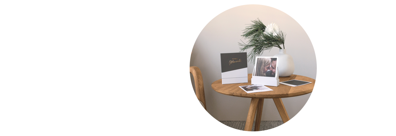 Bilderbox steht auf einem Beistelltisch