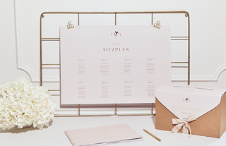 Ein Sitzplan an der Wand im Hochzeits-Design