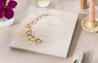 Gästebuch zur Hochzeit auf einem Tisch liegend