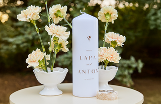 Hochzeitskerze auf einem Tisch platziert