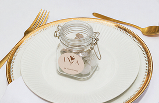 Geschenkaufkleber auf Gastgeschenk Hochzeit