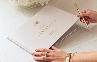 Gästebuch zur Hochzeit auf einem Tisch liegend