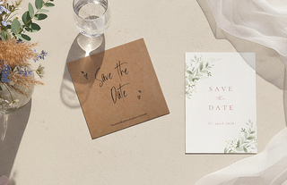 Zwei aufgestellte Save-The-Date Karten mit verschiedener Veredelung