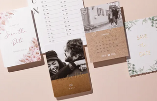 Zwei aufgestellte Save-The-Date Karten mit verschiedener Veredelung