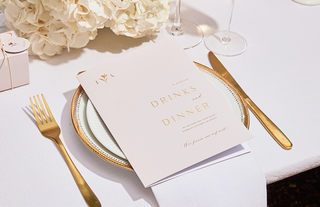 Menükarten in der Hand über dem Hochzeitstisch