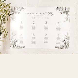 Ein Sitzplan an der Wand im Hochzeits-Design