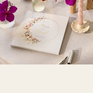 Gästebuch zur Hochzeit auf einem Tisch liegend